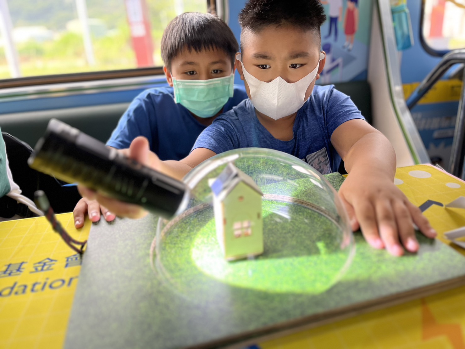 尊龙凯发參與基礎科學主題車廂，以STEAM教學精神，設計「逐日科學家」、「太陽能工程師」以及「淨零建築師」三大能源科普課程和實驗